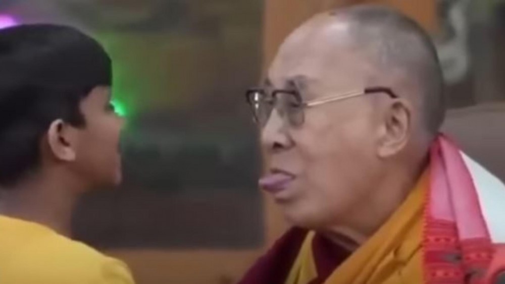 Dalai Lama, filmat în timp ce sărută un băiețel pe gură și îi spune să îi „sugă limba”